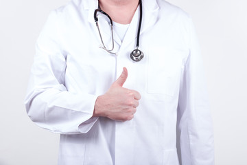 Mediziner mit einem Daumen nach oben