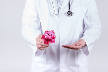 Doktor mit einer Spardose