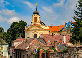 Obraz premium Scenic view of Kutna Hora with old house rooftops and Ursuline Convent Church in city center, Czech Republic