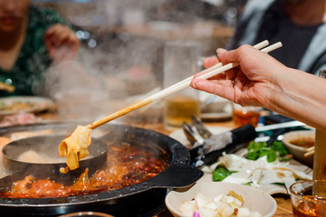 Cooking cartilage in hot pot