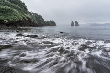 Obraz premium Picturesque seascape of Kamchatka: - Three Brothers Rocks in Avachinskaya Bay (Avacha Bay) in Pacific Ocean