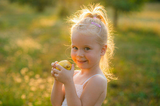 Die zauberhafte Frucht kleines Mädchen hält Birne in der Hand