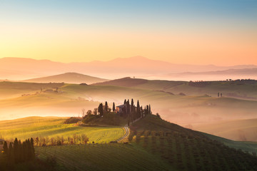 Obraz premium Samotny dom wiejski pomiędzy toskańskimi wzgórzami. Val d'Orcia, prowincja Siena, Toskania, Włochy