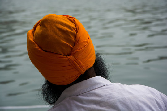 Sij de espaldas moj&aacute;ndose en el lago de n&eacute;ctar del Templo Dorado o de Oro de Amritsar o Harmandir Sahib. Sijs. La India