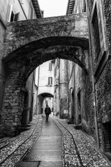 Solitudine sulla salita del centro di Spoleto