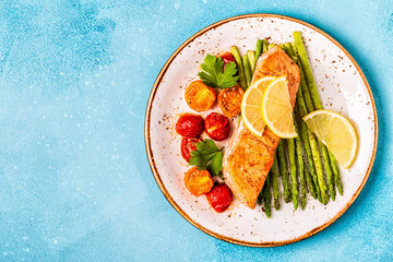 Grilled salmon with asparagus and tomatoes.