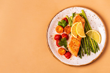 Grilled salmon with asparagus and tomatoes.