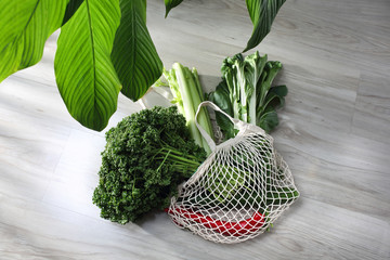 Fototapeta Zakupy w warzywniaku. Zdrowe odżywianie, zielone warzywa kupione na rynku. obraz