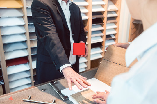 K&uuml;chenplaner erkl&auml;rt M&ouml;glichkeiten f&uuml;r Farben und Material der neuen K&uuml;che