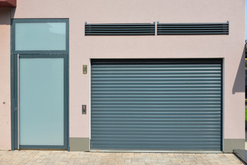 Moderne Garagen-Einfahrt mit Automatik-Tor in der Hauszufahrt