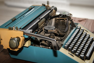 Deatil einer alten mechanischen Schreibmaschine
