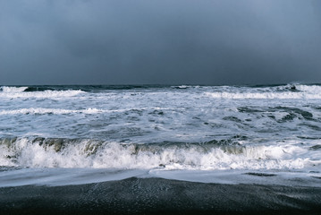 Naklejka premium waves breaking on beach