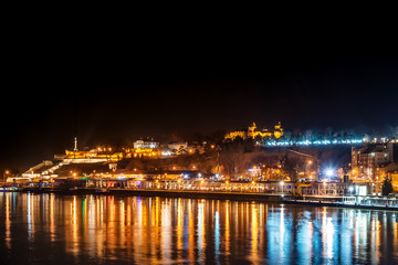 Obraz premium Belgrad, Serbia - 10 lutego 2019: Panorama Belgradu z widokiem z mostu Branko nocą z odbiciem. Widok na twierdzę Kalemegdan.