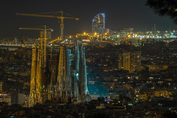 Fototapeta premium Skyline of Barcelona from the 'Bunkers del Carmel', at night