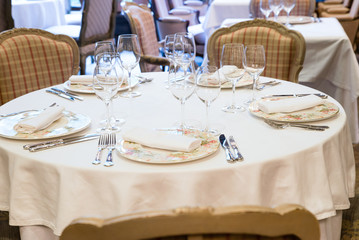 th table with a white tablecloth in the restaurant