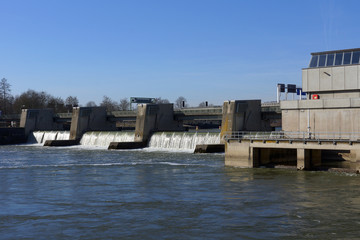 Fototapeta na wymiar Wasserkraftwerk Regensburg