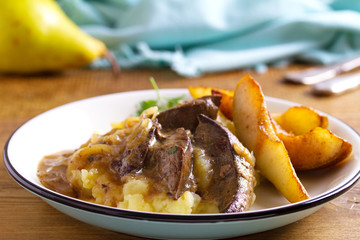 Beef liver with pears and mashed potato