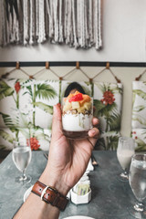 MUJER COMIENDO FRUTAS