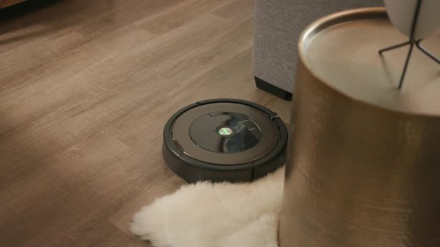 Robot vacuum cleaning house / Smart Home Features 