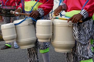 Les touques servent de tambour au carnaval de Cayenne en Guyane française