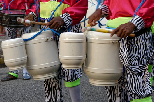 Les touques servent de tambour au carnaval de Cayenne en Guyane fran&ccedil;aise
