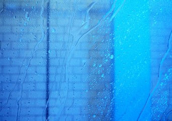 Wasser fließt an Scheibe herab