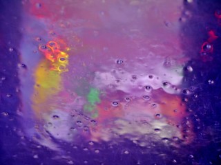 Schaum und Tropfen an der Windschutzscheibe