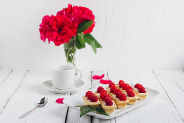 Mini tartlets with cottage cheese and fresh raspberries and a Cup of coffee