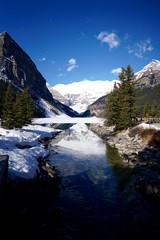 Fototapeta na wymiar Lake Louise in Banff, Canada