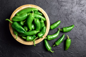 Gardinen Chilischoten Green jalapeno hot pepper in wooden plate closeup. Food photography  © Ivan Kmit