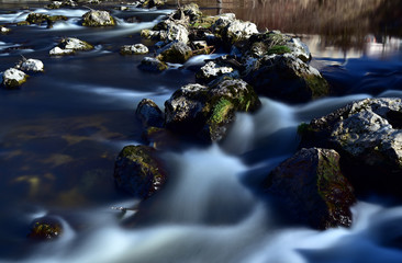 Trittsteine im Wasser eines Flusses