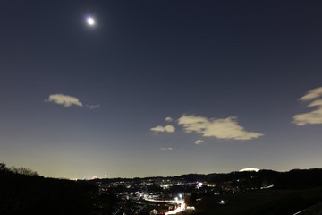 狭山湖から見た都会と月