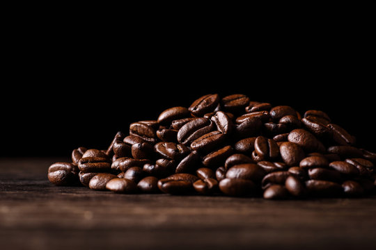 黒背景にコーヒー豆のアップ
