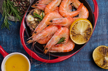 Fried unpeeled large shrimp