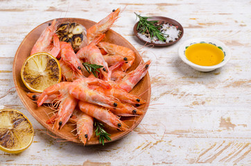 Fried unpeeled large shrimp