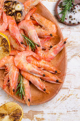 Fried unpeeled large shrimp