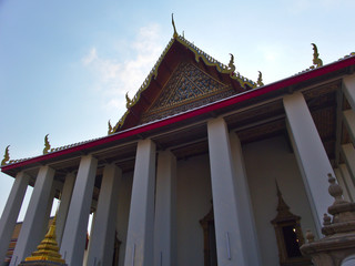 Wat Phra Chetuphon(Wat Pho), is located behind the splendid Temple of the Emerald Buddha.