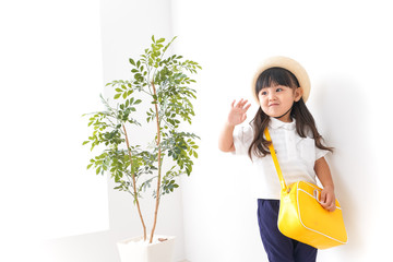 幼稚園に一人で通う女の子