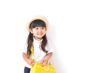 幼稚園に一人で通う女の子