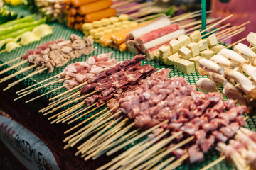 Bangkok street food has many delicious dishes and many kinds of dishes to choose from, such as Thai Curry, Tamarind, Tom Yam, Shrimp, Pork, Thai. The sweet food of Thailand.