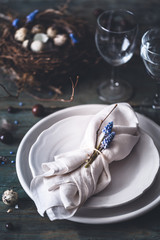 Décoration de Table pour Pâques avec Oeufs, Assiettes, Couverts, Nid d'Oiseau. Joyeuses Pâques