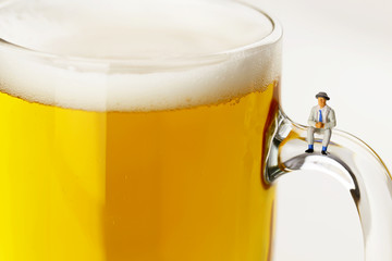 ビールジョッキに座る男