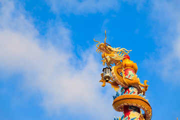 Fototapeta na wymiar The dragon in the Chinese shrine.