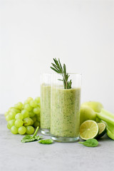 Green smoothie. Gray light background