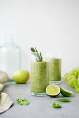 Green smoothie. Gray light background