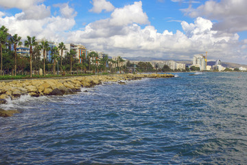 Naklejka premium Waves on the waterfront