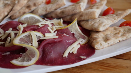 Pizza italiana su tavolo in legno