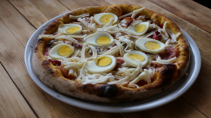 Pizza italiana su tavolo in legno