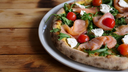 Fototapeta na wymiar Pizza italiana su tavolo in legno