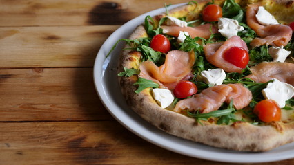 Pizza italiana su tavolo in legno